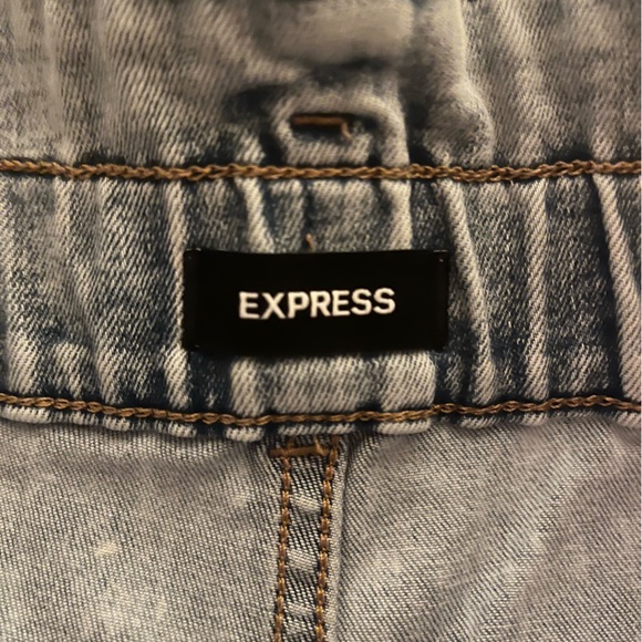 Express Super High Rise Midi Light Acid Wash Shorts - Picture 4 of 6